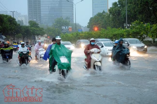 Đường Nguyễn Hữu Cảnh lại chìm trong biển nước trong cơn mưa chiều nay ảnh 3