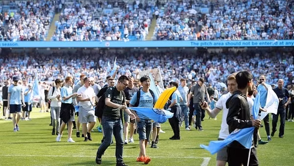 Ấn tượng và hài hước đan xen trong lễ đăng quang của Manchester City ảnh 9