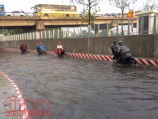 TP Hồ Chí Minh mới mưa đã ngập, lãnh đạo yêu cầu các sở ngành chủ động chống ngập ảnh 1