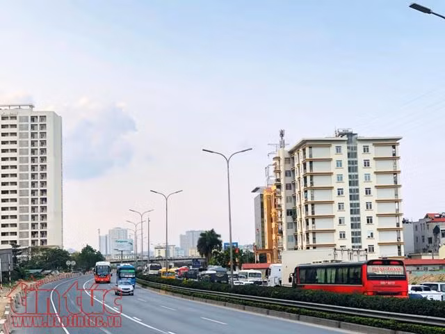 Ùn ùn về lại Thủ đô: Cao tốc Pháp Vân tắc dài hàng km, bến xe đông như nêm ảnh 2