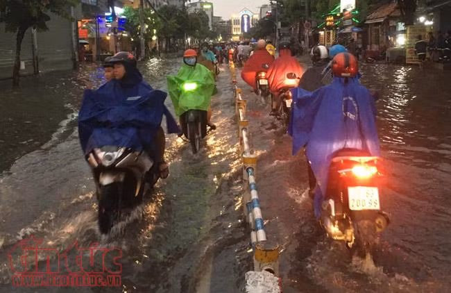 Đường Nguyễn Hữu Cảnh lại chìm trong biển nước trong cơn mưa chiều nay ảnh 10