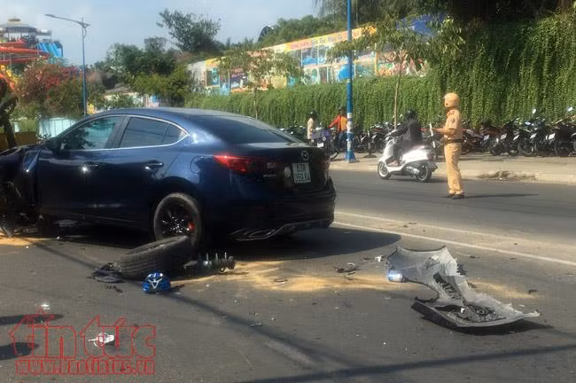 ‘Xế hộp’ nổ lốp tông xe máy và xe ô tô 7 chỗ, 2 người nguy kịch ảnh 1