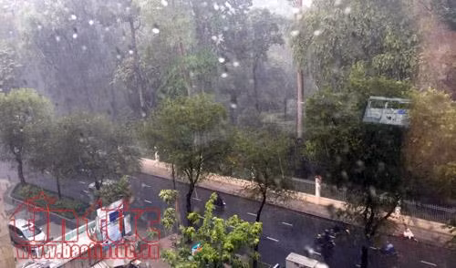 Mưa lớn, nhiều tuyến đường TP Hồ Chí Minh chìm trong biển nước ảnh 1