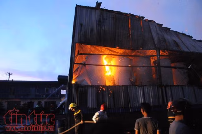 TP Hồ Chí Minh: Đang cháy lớn công ty giấy trong khu công nghiệp Vĩnh Lộc ảnh 3