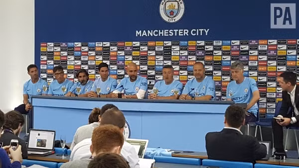 Ấn tượng và hài hước đan xen trong lễ đăng quang của Manchester City ảnh 5