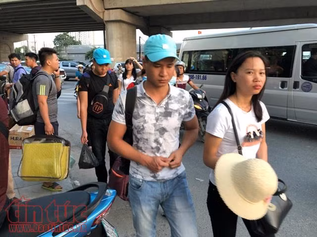 Ùn ùn về lại Thủ đô: Cao tốc Pháp Vân tắc dài hàng km, bến xe đông như nêm ảnh 7