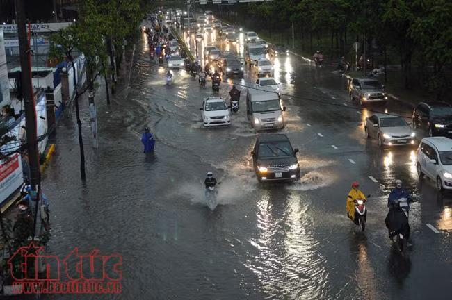 Đường Nguyễn Hữu Cảnh lại chìm trong biển nước trong cơn mưa chiều nay ảnh 9