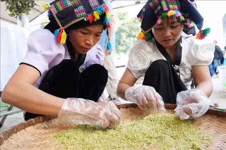 Mở hướng phát triển kinh tế cho đồng bào Thái từ sản phẩm cốm truyền thống