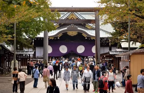 Thủ tướng Nhật Bản gửi đồ lễ tới đền Yasukuni ảnh 1