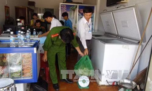 Công nhân ngộ độc vì ăn thịt thối trong tủ lạnh? ảnh 1