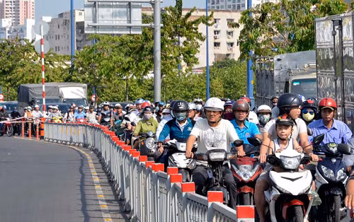 Mất lái, xe tải cuốn cả xe máy và người lái vào gầm ảnh 2