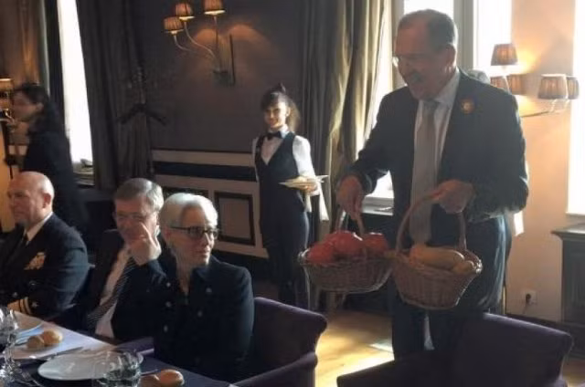 Ông Lavrov tặng người đồng cấp Mỹ khoai tây Nga ảnh 1