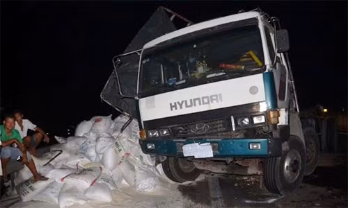 Lật xe chở 25 tấn gạo trên đường cao tốc ảnh 1