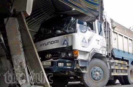 TPHCM: Xe ben mất lái tông sập nhà dân ảnh 1