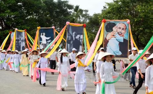 Lễ rước ảnh Bác Hồ trong Lễ hội Làng Sen 2015 ảnh 1