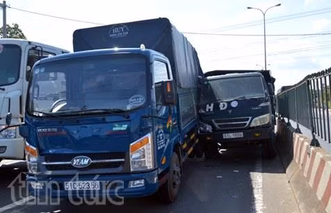 Xe ben nổ lốp, đâm liên hoàn 3 ô tô chờ đèn đỏ ảnh 1