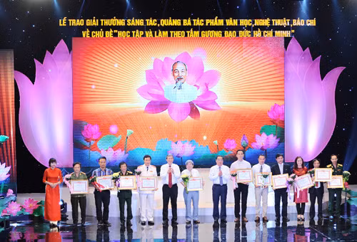 Trao Giải sáng tác về 'Học tập và làm theo tấm gương đạo đức HCM' ảnh 1