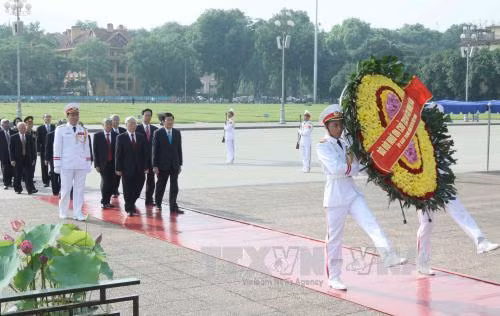 Lãnh đạo Đảng, Nhà nước vào Lăng viếng Chủ tịch Hồ Chí Minh ảnh 1
