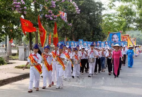 Lễ rước ảnh Bác Hồ trong Lễ hội Làng Sen 2015 ảnh 2