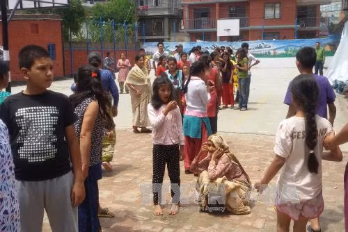 Gần 1 triệu trẻ Nepal chưa thể quay lại trường ảnh 1