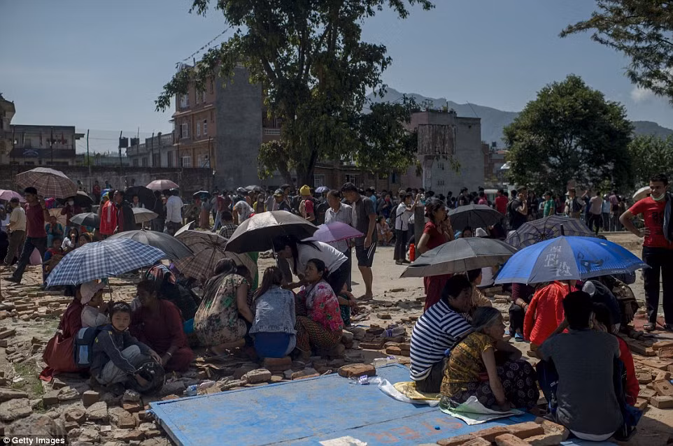 Nghị sĩ Nepal hoảng loạn tháo chạy vì động đất ảnh 2