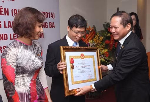 Tạp chí Vietnam Law and Legal Forum nhận Huân chương Lao động hạng Ba ảnh 1