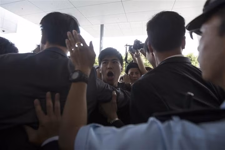 Người biểu tình Hong Kong xông vào tòa nhà chính quyền ảnh 1
