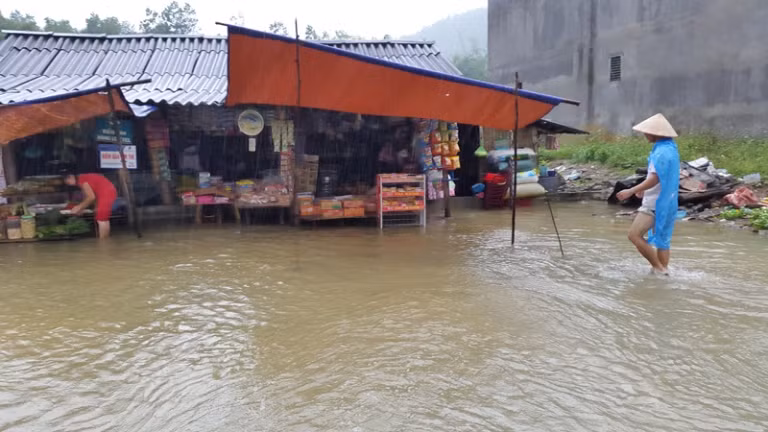Mưa to gió lớn gây nhiều thiệt hại ảnh 1