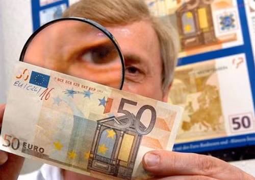 Italy thu giữ 17 triệu euro tiền giả 'hoàn hảo' ảnh 1