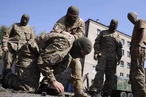 Ukraine xây tuyến phòng thủ quanh Donbass ảnh 1