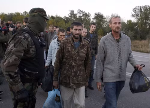 Donetsk ngừng trao đổi tù binh với Kiev ảnh 1