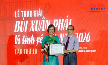 Giải thưởng Lớn của Giải thưởng Bùi Xuân Phái - Vì tình yêu Hà Nội lần thứ 19 được trao cho nhà thơ Bằng Việt.