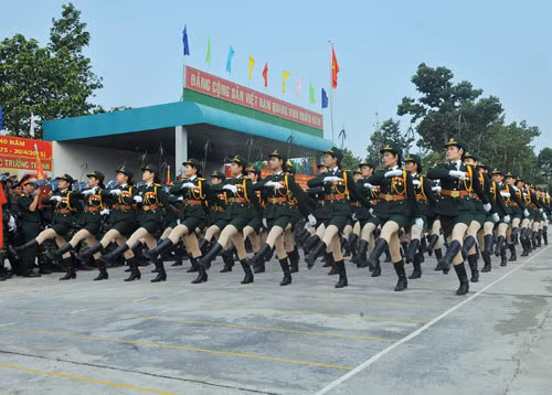 Luyện tập diễu binh kỷ niệm 40 năm Giải phóng miền Nam ảnh 3