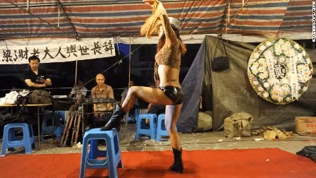 Trung Quốc cấm thuê vũ công nhảy thoát y trong đám tang ảnh 1