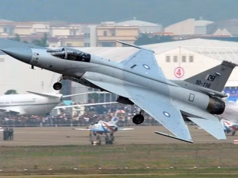 Pakistan mua 110 máy bay Thần sấm JF-17 của Trung Quốc ảnh 1