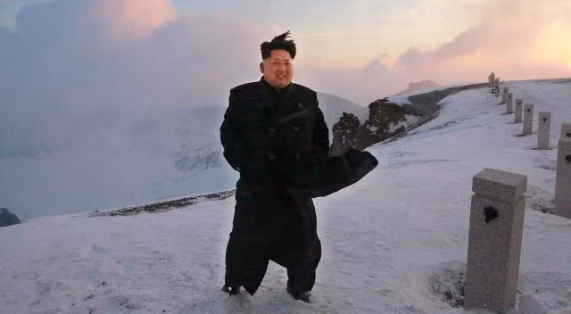 Ông Kim Jong Un khoan khoái leo núi cao nhất Triều Tiên ảnh 2