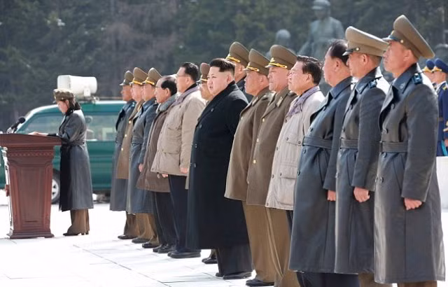 Ông Kim Jong Un khoan khoái leo núi cao nhất Triều Tiên ảnh 7
