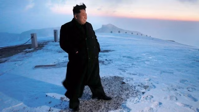 Ông Kim Jong Un khoan khoái leo núi cao nhất Triều Tiên ảnh 1