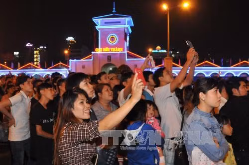 Rực rỡ pháo hoa chào năm mới tại TP Hồ Chí Minh ảnh 8
