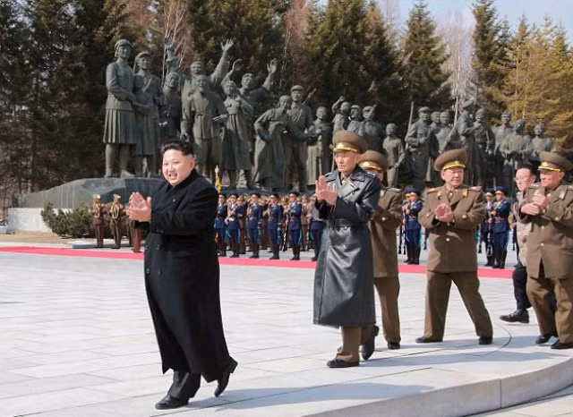 Ông Kim Jong Un khoan khoái leo núi cao nhất Triều Tiên ảnh 8