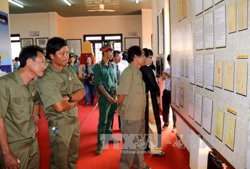 Triển lãm về Hoàng Sa, Trường Sa tại huyện đảo Phú Quý ảnh 1