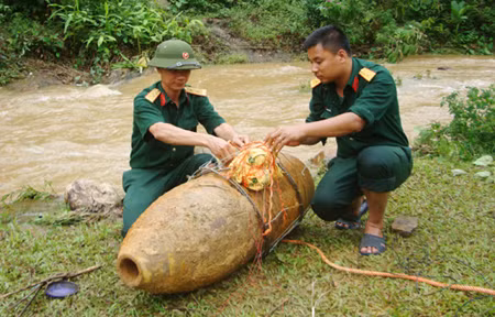 Phá hủy quả bom 340kg nằm 40 năm trong lòng đất ảnh 1