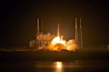 Công ty tư nhân SpaceX phóng thành công tầu vũ trụ ảnh 1