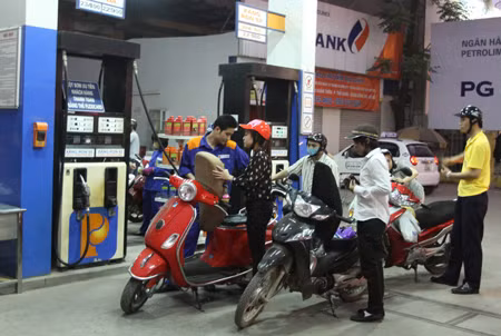 Tăng thuế nhập khẩu xăng dầu lên 4% ảnh 1