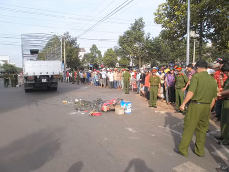 Ô tô kéo lê xe máy, hai trẻ tử vong ảnh 1
