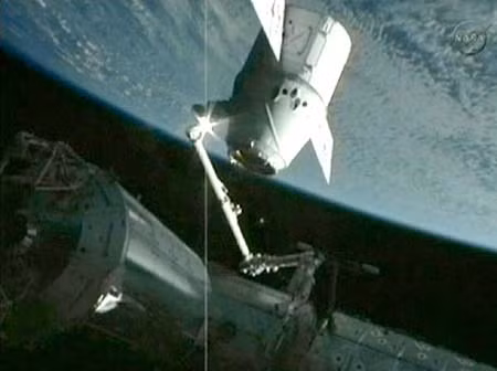 Tàu vũ trụ tư nhân tiếp cận trạm ISS ảnh 1