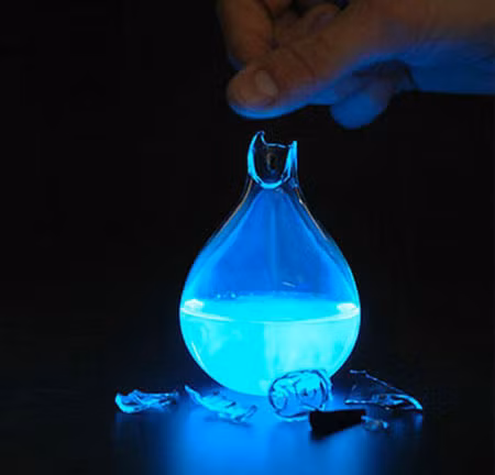 Đèn Dracula thắp sáng bằng... máu người ảnh 1
