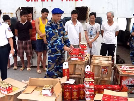 Cảnh sát biển bắt giữ hàng cấm, hàng lậu ảnh 1