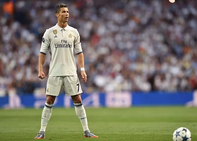 ‘Cha nào con nấy’: Cristiano Ronaldo Jnr khoe tài năng sút phạt giỏi như bố ảnh 1