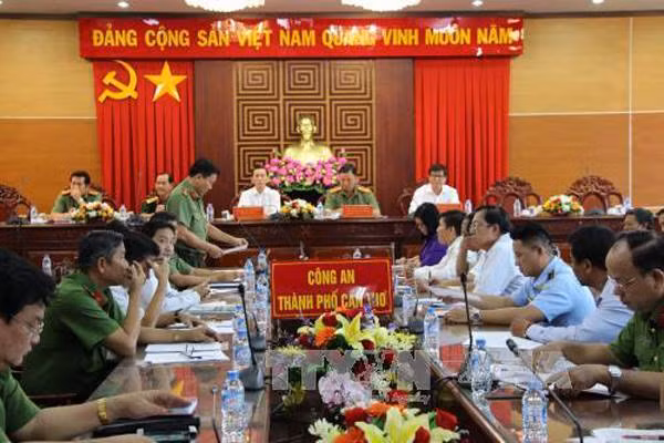 Kiểm soát hành vi dùng đèn chiếu tia laze uy hiếp an toàn hoạt động bay ảnh 1